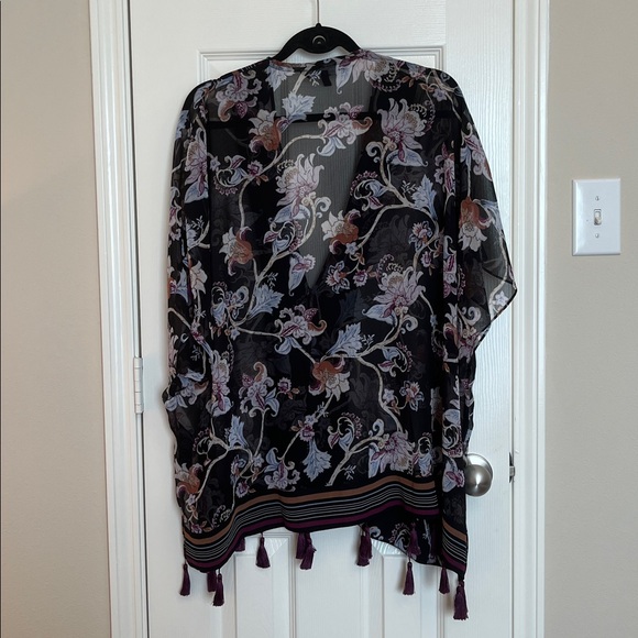 White House Black Market Floral Tassel Kimino - Picture 6 of 8